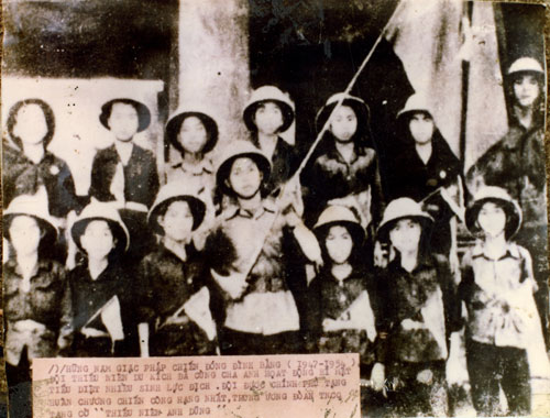 Đội du kích thiếu niên Đình Bảng năm xưa. (Chụp lại từ ảnh tư liệu).
